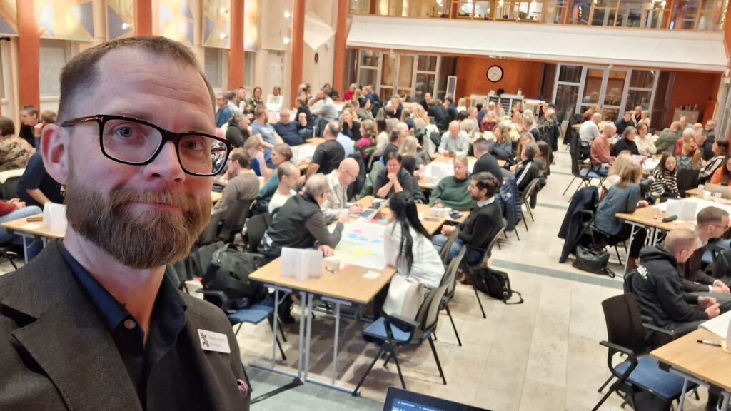 man framför grupp av människor som genomför utbildning