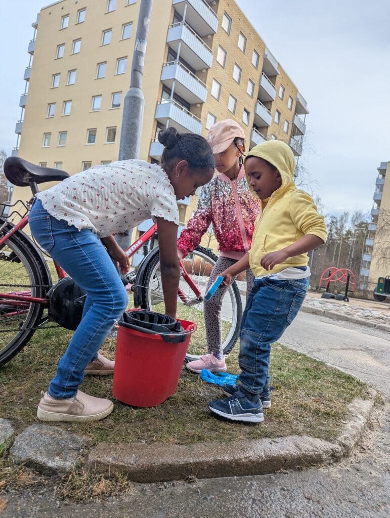tjejer tvättar cyklar