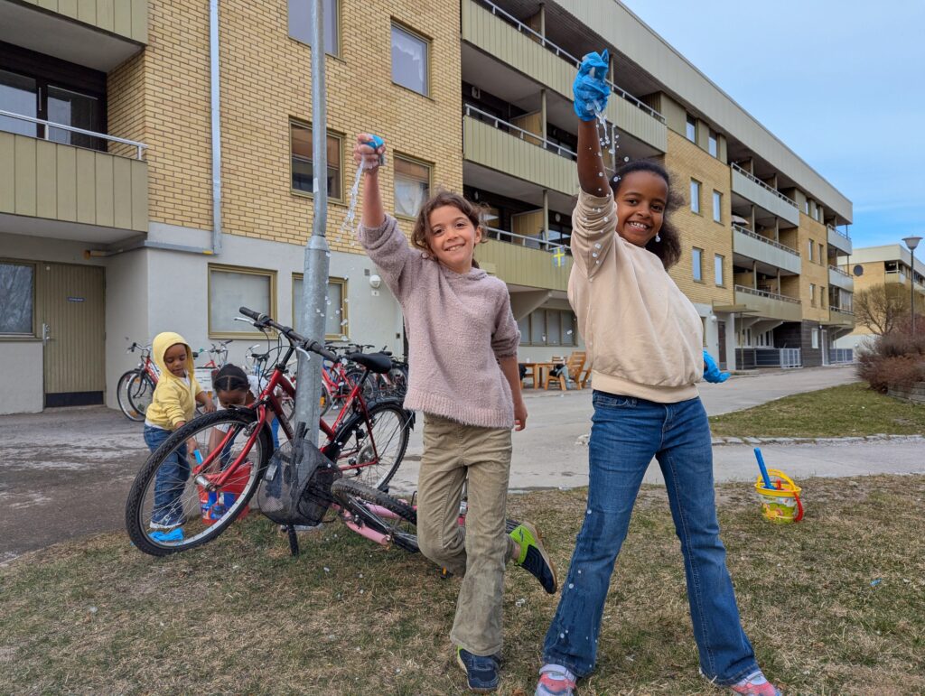 Tjejer tvättar cykel