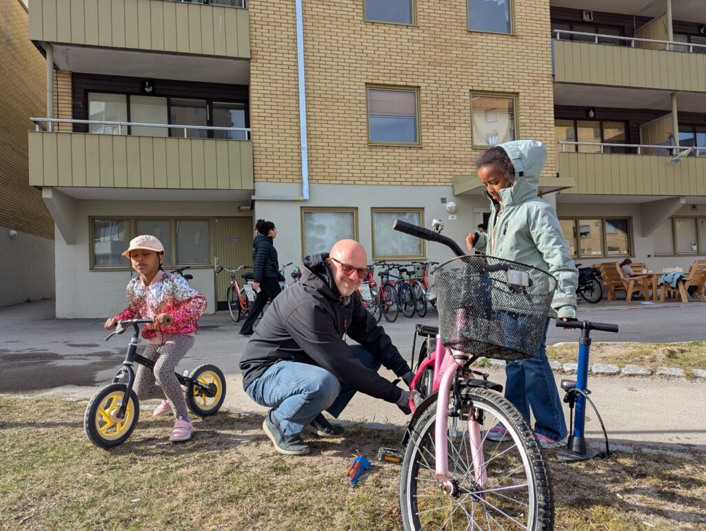 Man hjälper med cyklar
